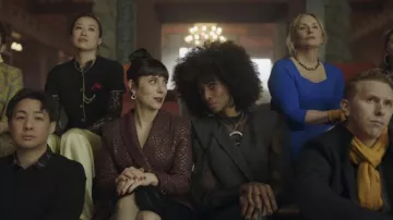 Veste blazer portée par Lucy (Andrea Rosen) vue dans la série télévisée Upload (saison 2 épisode 2)