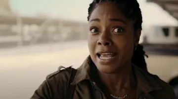 Collar usado por Justin Falls (Naomie Harris) como se ve en el vestuario del programa de televisión The Man Who Fell to Earth (Temporada 1)
