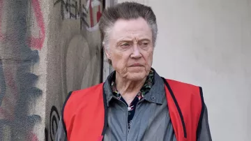 Camisa floral estampada usada por Frank Sheldon (Christopher Walken) como se ve en los atuendos de la serie de televisión The Outlaws (Temporada 1 Episodio 1)