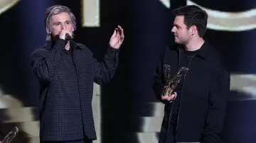 La chemise à carreaux portée par Orelsan dans Les Victoires de la Musique 2022