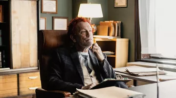 Camiseta en blanco y negro usada por el Dr. Karn (John Malkovich) como se ve en el vestuario de la película Chariot