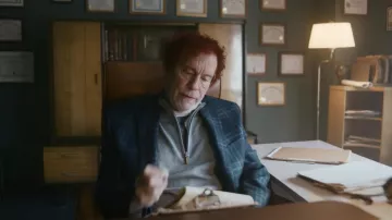 Chaqueta Blazer a cuadros usada por el Dr. Karn (John Malkovich) como se ve en la película Chariot