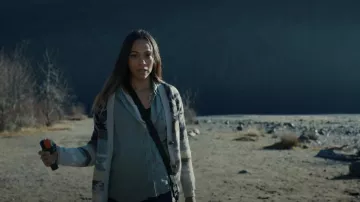 Cardigan impreso usado por Laura (Zoe Saldana) como se ve en el vestuario de la película The Adam Project