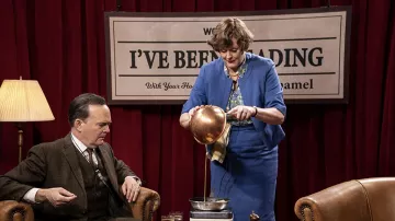 Ensemble cardigan et jupe bleu porté par Julia Child (Sarah Lancashire) comme on le voit dans les tenues de la série télévisée Julia (saison 1)