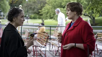 Boucles d’oreilles en or shell portées par Julia Child (Sarah Lancashire) telles que vues dans la garde-robe de la série télévisée Julia (saison 1)