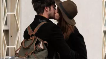 Backpack worn by Andrew Garfield kissing Emma Stone on the street