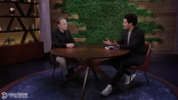 Les baskets Nike Air portées par Trevor Noah comme on le voit dans The Daily Show