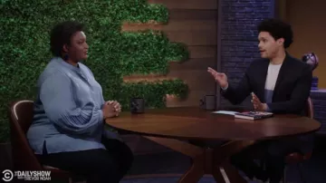 Chemise chemisier bleue portée par Stacey Abrams comme on le voit dans The Daily Show avec Trevor Noah