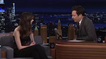Red Bow Neck porté par Daisy Edgar-Jones vu dans The Tonight Show Starring Jimmy Fallon