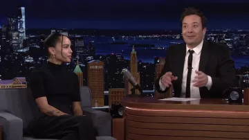 Robe noire à col roulé portée par Zoë Kravitz dans The Tonight Show Starring Jimmy Fallon