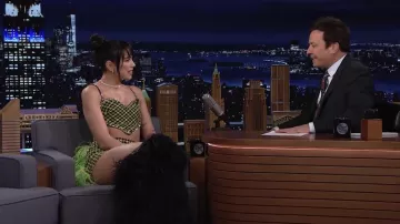 Ensemble vert à carreaux haut et jupe porté par Dua Lipa dans The Tonight Show Starring Jimmy Fallon