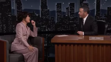 Ensemble de vestes et pantalons Blazer rayés roses portés par Sandra Oh comme on le voit dans Jimmy Kimmel Live! Émission de télévision