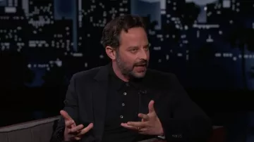 Polo noir porté par Nick Kroll comme on le voit dans Jimmy Kimmel Live! Émission de télévision