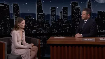 Robe portée par Louisa Jacobson comme on le voit dans Jimmy Kimmel Live! Émission de télévision
