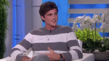Pull rayé gris et blanc porté par Jacob Elordi vu dans The Ellen DeGeneres Show