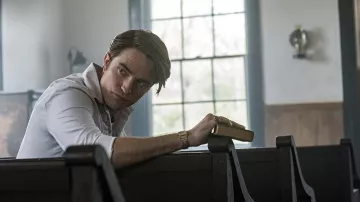 Reloj de oro usado por el reverendo Preston Teagardin (Robert Pattinson) como se ve en los atuendos de la serie de televisión The Devil All the Time