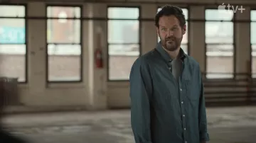 Chemise bleue Chambray portée par Miguel McKelvey (Kyle Marvin) vue dans la garde-robe de la série télévisée WeCrashed (saison 1)