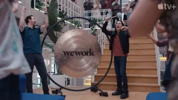 Zapatos negros usados por Adam Neumann (Jared Leto) como se ve en la serie de televisión WeCrashed (Temporada 1)