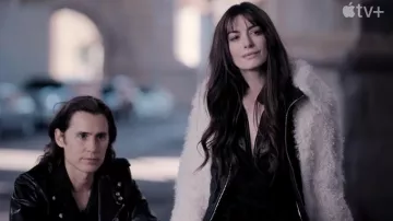 Abrigo de piel blanca usado por Rebekah Neumann (Anne Hathaway) como se ve en la serie de televisión WeCrashed (Temporada 1)