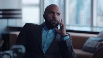 Chaqueta blazer a cuadros usada por Cameron Lautner (O. T. Fagbenle) como se ve en los atuendos de la serie de televisión WeCrashed (Temporada 1)