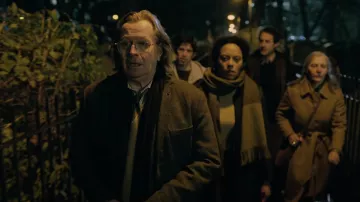 Foulard en laine porté par Louisa Guy (Rosalind Eleazar) vu dans la série télévisée Slow Horses (saison 1)