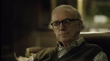 Anteojos negros usados por David Cartwright (Jonathan Pryce) como se ve en Slow Horses (Temporada 1)