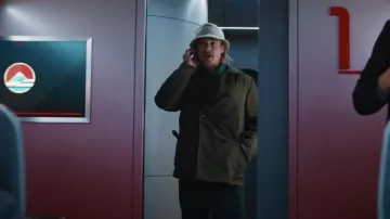 Manteau vert olive porté par Ladybug (Brad Pitt) comme on le voit dans le film Bullet Train