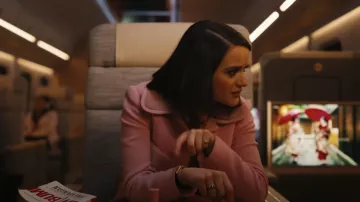 Manteau rose porté par Prince (Joey King) comme on le voit dans le film Bullet Train