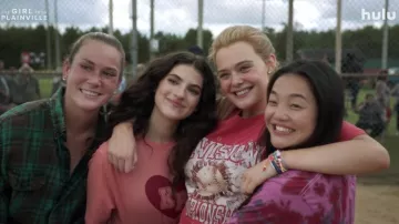 Tee rose imprimé porté par Michelle Carter (Elle Fanning) vu dans la série télévisée The Girl From Plainville (saison 1)