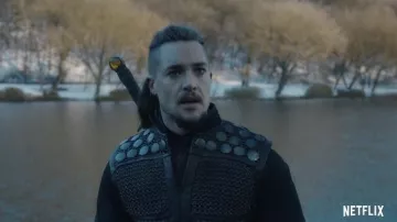 Costume de chemise porté par Uhtred (Alexander Dreymon) vu dans la garde-robe de la série télévisée The Last Kingdom (saison 5)