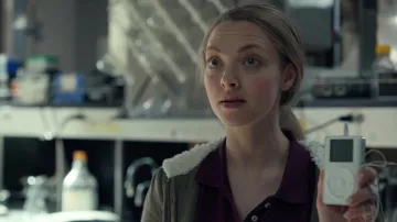 Veste à col de fourrure portée par Elizabeth Holmes (Amanda Seyfried) telle que vue dans The Dropout Wardrobe (saison 1 épisode 1)