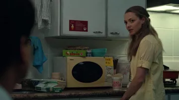 Chemise jaune à manches courtes portée par Elizabeth Holmes (Amanda Seyfried) vue dans l’émission télévisée The Dropout (S01E01)
