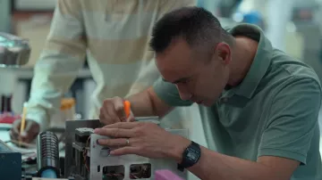 Montre numérique Casio portée par Edmond Ku (James Hiroyuki Liao) vue dans The Dropout (S01E02)