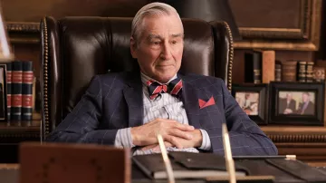 Nœud papillon noir et bleu porté par George Schultz (Sam Waterston) vu dans The Dropout Wardrobe (Saison 1 Episode 4)
