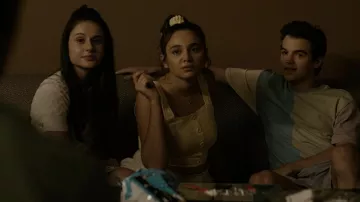 Button Top usado por Brittany (Sammi-Jack Martincak) como se ve en los atuendos de la serie de televisión Snowfall (Temporada 5 Episodio 1)