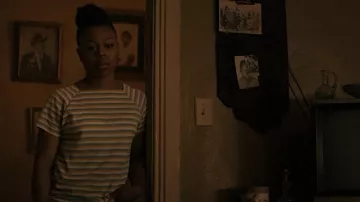 Top a rayas usado por Wanda Bell (Gail Bean) como se ve en el vestuario de Snowfall (Temporada 5 Episodio 1)