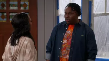 Chemise en denim Lacoste portée par Marty (Marcel Spears) telle que vue dans la garde-robe de la série télévisée The Neighborhood (saison 4 épisode 13)