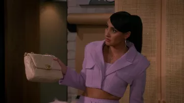 Sac à main Chanel de Valentina (Francia Raisa) vu dans la garde-robe de la série télévisée How I Met Your Father (S01E08)