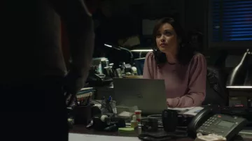 Pull rose porté par Maria Baez (Marisa Ramirez) vu dans les tenues de la série télévisée Blue Bloods (S12E14)