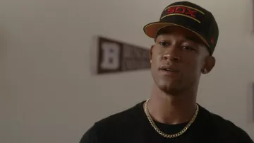 Casquette de baseball New Era Chicago White Sox portée par Damon Sims (Peyton Alex Smith) vue dans l’émission all american : Homecoming TV (S01E01)
