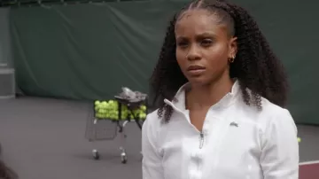 Lacoste White Zip Sports Jacket porté par Simone Hicks (Geffri Maya Hightower) vu dans All American: Homecoming TV show outfits (S01E01)
