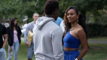 Haut et pantalon Blue One Shoulder portés par Keisha McCalla (Netta Walker) comme on le voit dans All American: Homecoming (S01E02)