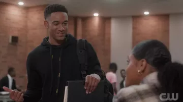 Fendi Black Hoodie porté par Damon Sims (Peyton Alex Smith) vu dans l’émission all American: Homecoming TV (S01E02)