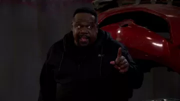 Sweat à capuche Reebok porté par Calvin (Cedric the Entertainer) comme on le voit dans les tenues de la série télévisée The Neighborhood (saison 4 épisode 13)