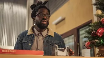 Chaqueta Sherpa de mezclilla usada por Nick (Adjani Salmon) como se ve en Doctor Who (Temporada 13 Episodio 7)