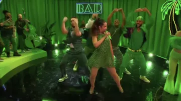 Robe verte portée par Camila Cabello comme on le voit dans The Late Late Show avec James Corden