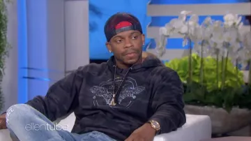 Sweat à capuche tie and dye porté par Jimmie Allen vu dans The Ellen DeGeneres Show