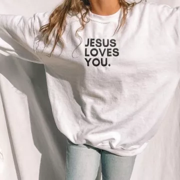El suéter blanco con la inscripción "Jesús te ama" en la cuenta de Instagram de @neepourbriiller