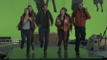 Veste rouge portée par Iris Apatow comme on le voit dans le film The Bubble