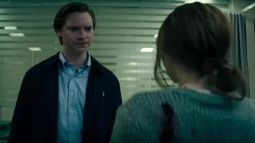 Ralph Lauren Zip Jacket porté par la jeune Jasper Queller (Calum Worthy) comme on le voit dans Pieces Of Her TV series outfits (Saison 1 Episode 7)